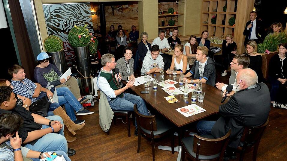 Am Tisch von links: Kultusminister Bernd Sibler mit Moderatorin Sonja Ettengruber und dem Bezirksschülersprecher von Niederbayern, Arda Köcer (Donau-Gymnasium Kelheim), den Schülern Isabell Hofmann (Ludwigsgymnasium) und Dennis Scheske (Anton-Bruckner-Gymnasium), sowie Markus Engl (stellvertretender Schulleiter des Ludwigsgymnasiums) und Erich Gruber (Rektor der Grund- und Mittelschule St. Josef). Am Tisch von links: Kultusminister Bernd Sibler mit Moderatorin Sonja Ettengruber und dem Bezirksschülersprecher von Niederbayern, Arda Köcer (Donau-Gymnasium Kelheim), den Schülern Isabell Hofmann (Ludwigsgymnasium) und Dennis Scheske (Anton-Bruckner-Gymnasium), sowie Markus Engl (stellvertretender Schulleiter des Ludwigsgymnasiums) und Erich Gruber (Rektor der Grund- und Mittelschule St. Josef).