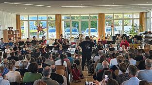 Bläserklasse und Jugendorchester der Musikschule spielten in der Aula der Grundschule. Bläserklasse und Jugendorchester der Musikschule spielten in der Aula der Grundschule.