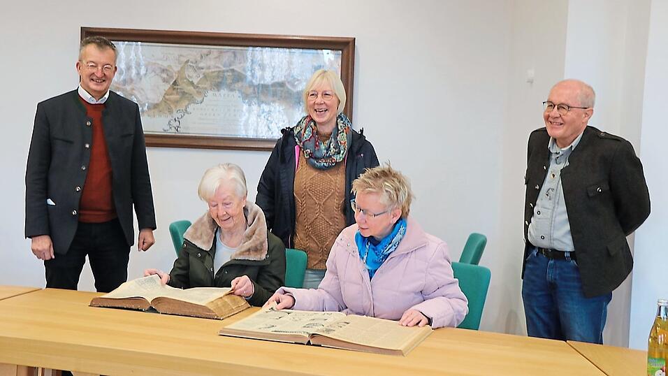 Beim Blättern in den historischen Zeitungsbänden werden bei Irmgard Fuß und ihren Töchtern Barbara Heimann und Susanne Fuß-Fischer viele Erinnerungen wach. Beim Blättern in den historischen Zeitungsbänden werden bei Irmgard Fuß und ihren Töchtern Barbara Heimann und Susanne Fuß-Fischer viele Erinnerungen wach.