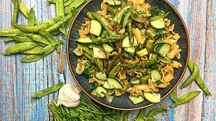 Pasta Primavera stammt ursprünglich aus New York. Dieses Rezept kombiniert den Klassiker mit saisonalen Zutaten. Pasta Primavera stammt ursprünglich aus New York. Dieses Rezept kombiniert den Klassiker mit saisonalen Zutaten.