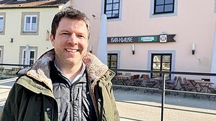 Johannes Rauchenecker, Chef der Hohenthanner Schlossbrauerei, auf dem Isarfloß vor der „Isarklause“. Nach dem Umbau soll dort ein neues bayerisches Wirtshaus entstehen. Johannes Rauchenecker, Chef der Hohenthanner Schlossbrauerei, auf dem Isarfloß vor der „Isarklause“. Nach dem Umbau soll dort ein neues bayerisches Wirtshaus entstehen.