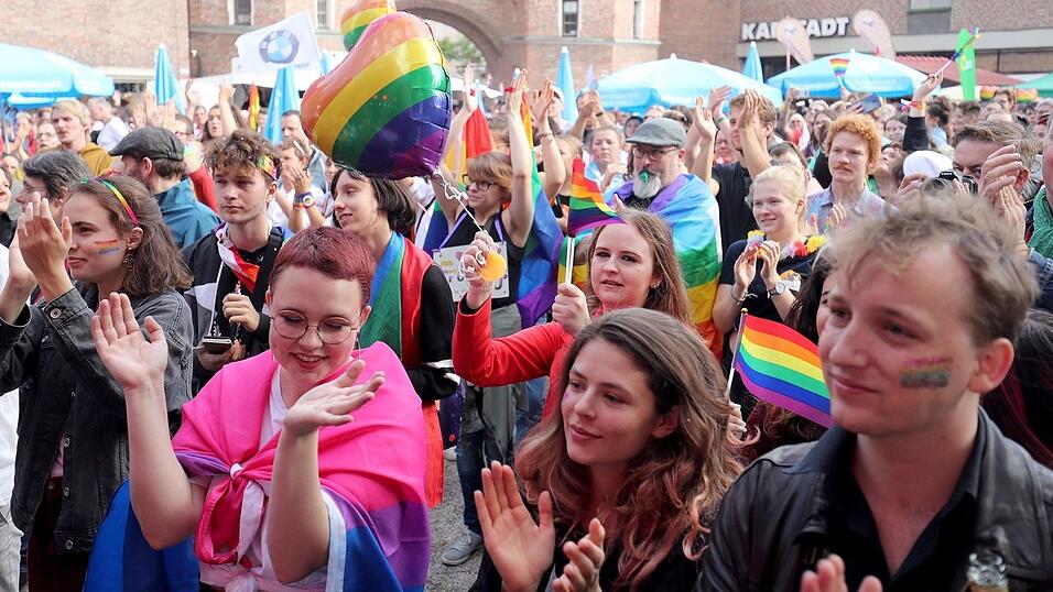 Knapp 2.000 Teilnehmer feierten am Samstag in Landhut den ersten Christopher-Street-Day Niederbayerns. Knapp 2.000 Teilnehmer feierten am Samstag in Landhut den ersten Christopher-Street-Day Niederbayerns.