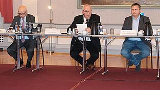 Bezirkstagspräsident Franz Löffler (M.) liefert einen Anstoß zu Sozialstaatsreformen. Bezirkstagspräsident Franz Löffler (M.) liefert einen Anstoß zu Sozialstaatsreformen.