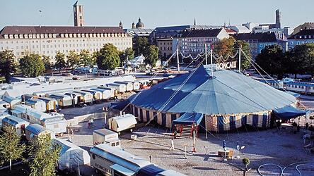 Roncalli mit seinem Zirkus-Zelt und Fuhrpark an dem Ort, wo alles angefangen hat: auf dem Areal der ehemaligen Türkenkaserne zwischen Türken-, Theresien- Gabelsberger- und Barer Straße, das jahrzehntelang als Parkplatz diente. Heute steht auf diesem Gelände die Pinakothek der Moderne. Roncalli mit seinem Zirkus-Zelt und Fuhrpark an dem Ort, wo alles angefangen hat: auf dem Areal der ehemaligen Türkenkaserne zwischen Türken-, Theresien- Gabelsberger- und Barer Straße, das jahrzehntelang als Parkplatz diente. Heute steht auf diesem Gelände die Pinakothek der Moderne.