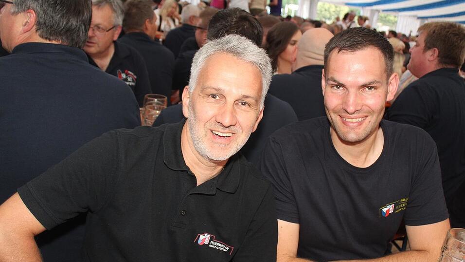 Zur Musik von Headless wurde ausgelassen gefeiert. Zur Musik von Headless wurde ausgelassen gefeiert.