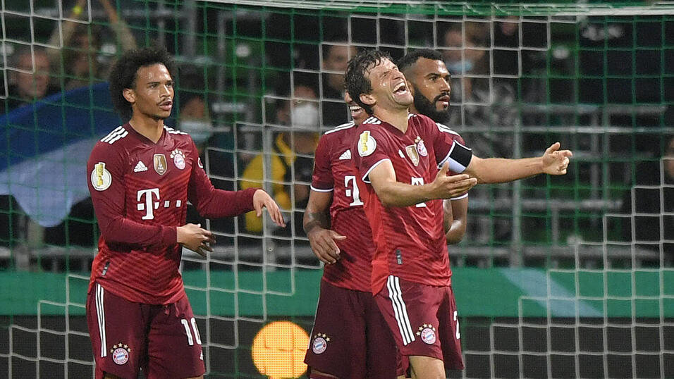 Gut lachen haben die Stars des FC Bayern München um Kapitän Thomas Müller (vorne rechts) nach dem Kantersieg in der ersten Runde des DFB-Pokals gegen den Oberligisten Bremer SV. Gut lachen haben die Stars des FC Bayern München um Kapitän Thomas Müller (vorne rechts) nach dem Kantersieg in der ersten Runde des DFB-Pokals gegen den Oberligisten Bremer SV.