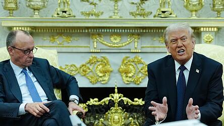 US-Präsident Donald Trump (r.) sprach mit Bundeskanzler Friedrich Merz im Weißen Haus unter anderem über den Krieg im Iran. US-Präsident Donald Trump (r.) sprach mit Bundeskanzler Friedrich Merz im Weißen Haus unter anderem über den Krieg im Iran.