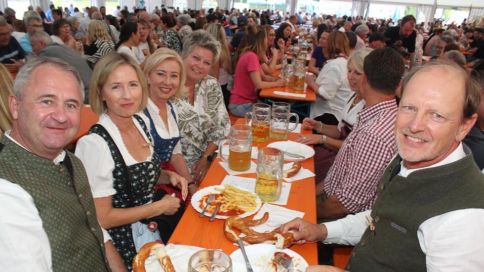 Zur Musik von Headless wurde ausgelassen gefeiert. Zur Musik von Headless wurde ausgelassen gefeiert.