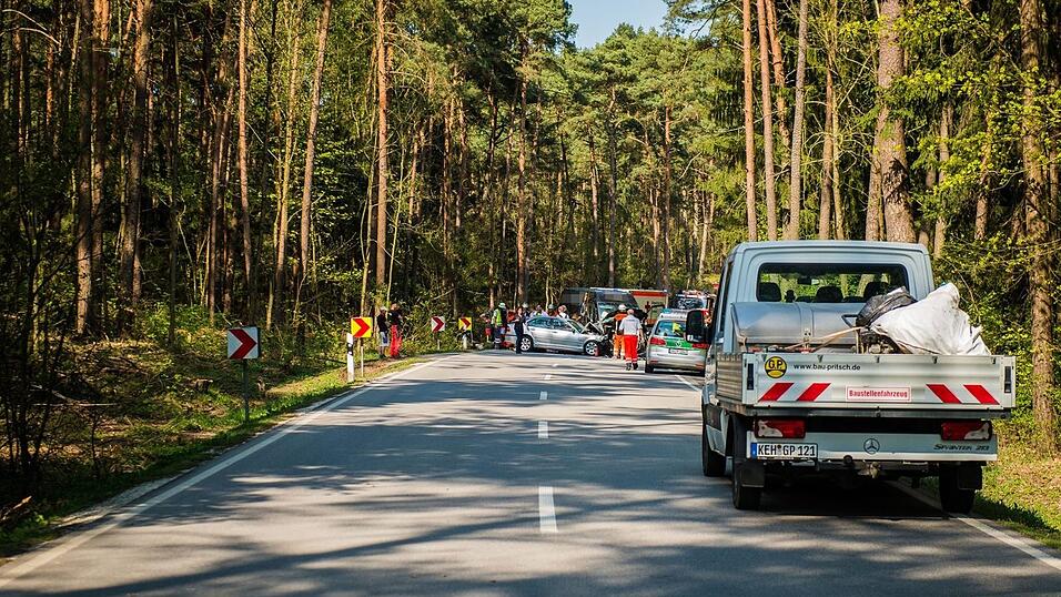 Die Fahrzeuge krachten wohl frontal ineinander. Die Fahrzeuge krachten wohl frontal ineinander.