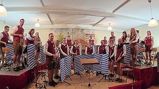 Die Musikkapelle Großköllnbach erhielt für ihre Darbietungen reichlich Applaus. Die Musikkapelle Großköllnbach erhielt für ihre Darbietungen reichlich Applaus.