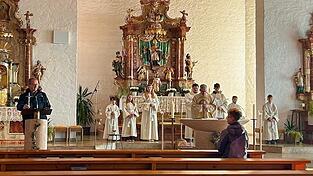 Franz Wellisch (l.) bei der Vorstellung als Katechist mit dem Kreuz, welches er vom Bischof bei seiner Beauftragung erhalten hat. Franz Wellisch (l.) bei der Vorstellung als Katechist mit dem Kreuz, welches er vom Bischof bei seiner Beauftragung erhalten hat.