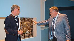 Kunstminister Bernd Sibler (l.) und Projektleiter Rainhard Riepertinger vor einem Bild des prunkvollen Niederaltaicher Evangeliars. Die echten Exponate kommen später. Kunstminister Bernd Sibler (l.) und Projektleiter Rainhard Riepertinger vor einem Bild des prunkvollen Niederaltaicher Evangeliars. Die echten Exponate kommen später.