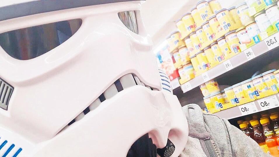 Der Further Gerald Jasny verband bei einem Einkauf in Corona-Zeiten Eigenschutz und Fanliebe, indem er mit Star-Wars-Helm shoppte. Der Further Gerald Jasny verband bei einem Einkauf in Corona-Zeiten Eigenschutz und Fanliebe, indem er mit Star-Wars-Helm shoppte.