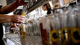 Die Gastronomie sieht sich von der Mindestlohnerhöhung besonders betroffen. (Archivbild) Die Gastronomie sieht sich von der Mindestlohnerhöhung besonders betroffen. (Archivbild)
