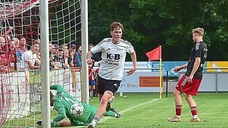 Niklas Maimer von der SpVgg Lam (in Weiß) ist aktuell sehr gut drauf. Er hat in dieser Saison sechs Treffer erzielt und drei aufgelegt. Niklas Maimer von der SpVgg Lam (in Weiß) ist aktuell sehr gut drauf. Er hat in dieser Saison sechs Treffer erzielt und drei aufgelegt.