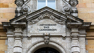 Statt einer Haftstrafe gibt es für die beiden Angeklagten nun eine Geldauflage, die sie bis Ende Oktober bezahlen müssen. (Symbolbild) Statt einer Haftstrafe gibt es für die beiden Angeklagten nun eine Geldauflage, die sie bis Ende Oktober bezahlen müssen. (Symbolbild)