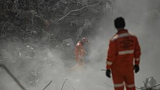 Mitglieder eines Such- und Rettungsteams suchen nach Menschen unter den Trümmern im Epizentrum des Erdbebens bei Kharamanmaras. Mitglieder eines Such- und Rettungsteams suchen nach Menschen unter den Trümmern im Epizentrum des Erdbebens bei Kharamanmaras.