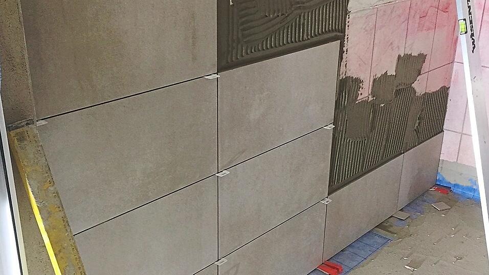 Die umgebauten Hundehäuser werden gerade gefliest. Die umgebauten Hundehäuser werden gerade gefliest.