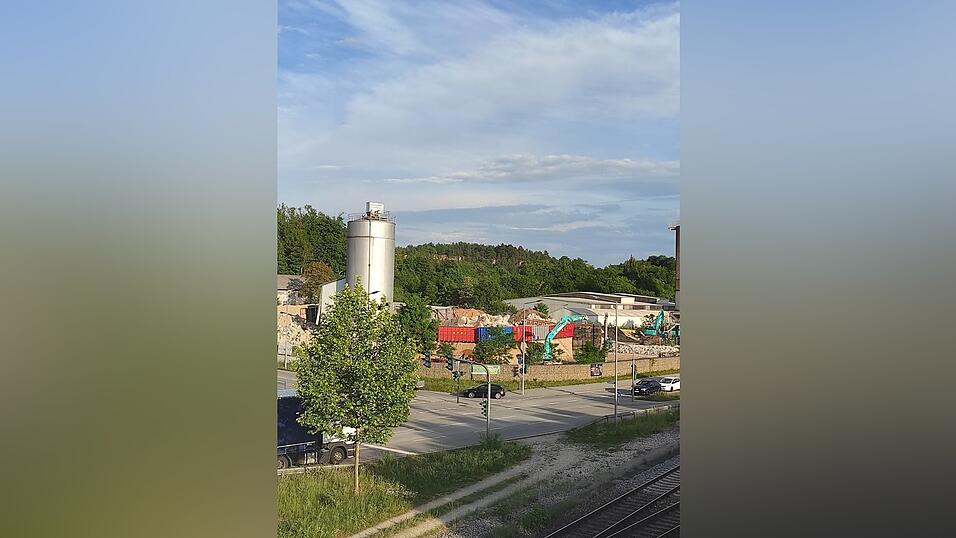 Nachher: Von den alten Ringschachtöfen ist nach der erfolgreichen Sprengung auf den ersten Blick nichts mehr zu sehen. Nachher: Von den alten Ringschachtöfen ist nach der erfolgreichen Sprengung auf den ersten Blick nichts mehr zu sehen.