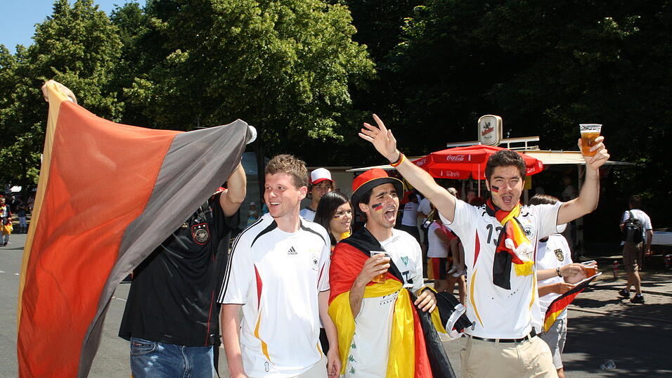 Christian Fertl war am Sonntag auf der Fanmeile in Berlin und erlebte dort das Achtelfinale gegen England auf Großleinwand. Christian Fertl war am Sonntag auf der Fanmeile in Berlin und erlebte dort das Achtelfinale gegen England auf Großleinwand.