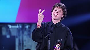 Er glaubt es selbst kaum: Sänger Zartmann hat gleich zwei Kronen gewonnen. Er glaubt es selbst kaum: Sänger Zartmann hat gleich zwei Kronen gewonnen.