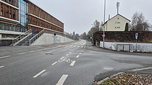 Zwischen TUM-Campus und Klinikum St. Elisabeth werden die auf der Straße in beide Richtungen aufgemalten Schutzstreifen für Radfahrer entfernt. In einem Teilbereich können Radler dann Straße oder Gehweg benutzen. Zwischen TUM-Campus und Klinikum St. Elisabeth werden die auf der Straße in beide Richtungen aufgemalten Schutzstreifen für Radfahrer entfernt. In einem Teilbereich können Radler dann Straße oder Gehweg benutzen.
