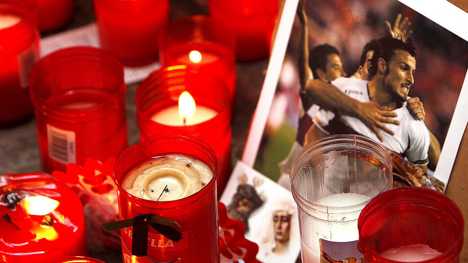 August 2007: Der Spanier Antonio Puerta (22) erleidet in der Begegnung des FC Sevilla mit dem FC Getafe einen Kollaps. Nach mehrmaligem Herzstillstand und Organversagen stirbt er drei Tage später im Krankenhaus. August 2007: Der Spanier Antonio Puerta (22) erleidet in der Begegnung des FC Sevilla mit dem FC Getafe einen Kollaps. Nach mehrmaligem Herzstillstand und Organversagen stirbt er drei Tage später im Krankenhaus.