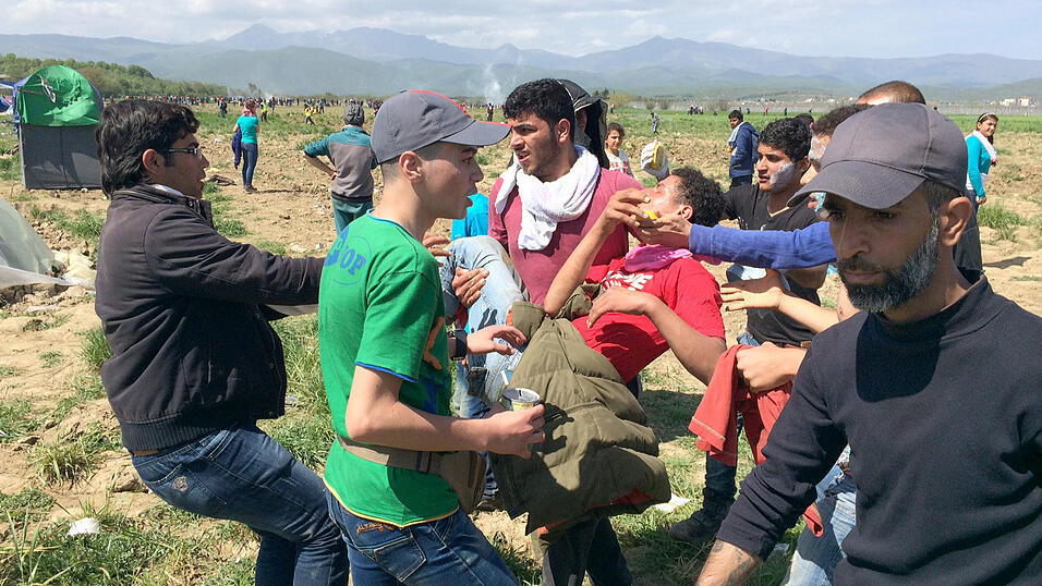 Immer wieder kommt es im Flüchtlingslager bei Idomeni nahe der griechisch- mazedonischen Grenze zu Auseinandersetzungen. Gleichzeitig mutiert das Lager zu einem Hort organisierter Kriminalität. Immer wieder kommt es im Flüchtlingslager bei Idomeni nahe der griechisch- mazedonischen Grenze zu Auseinandersetzungen. Gleichzeitig mutiert das Lager zu einem Hort organisierter Kriminalität.