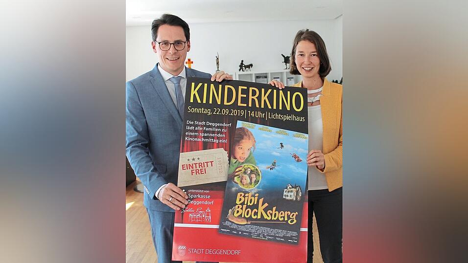 Oberbürgermeister Dr. Christian Moser und Nadia Musilek hoffen auf ein voll besetztes Lichtspielhaus bei der kostenlosen Sondervorführung von 'Bibi Blocksberg.' Der Film wurde zum Teil auf Schloss Egg gedreht. Oberbürgermeister Dr. Christian Moser und Nadia Musilek hoffen auf ein voll besetztes Lichtspielhaus bei der kostenlosen Sondervorführung von 'Bibi Blocksberg.' Der Film wurde zum Teil auf Schloss Egg gedreht.