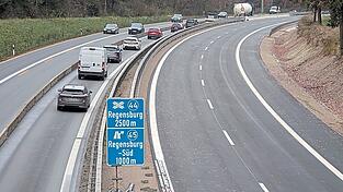 Dieses und kommendes Wochenende jeweils von Samstag auf Sonntag sind zwei letzte Vollsperrungen nötig, dann kann die A93 freigegeben werden. Dieses und kommendes Wochenende jeweils von Samstag auf Sonntag sind zwei letzte Vollsperrungen nötig, dann kann die A93 freigegeben werden.