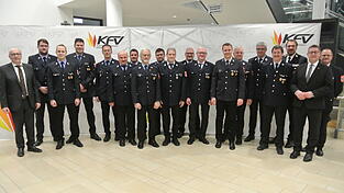 Eins starkes Kontingent stellten die Geehrten aus den Feuerwehren im Stadtgebiet Mainburg bei der Auszeichnung verdienter Feuerwehrleute unlängst im Kelheimer Landratsamt. Zu den Gratulanten gehörten Landrat Martin Neumeyer (links) und Bürgermeister Helmut Fichtner (2. v. r.). Eins starkes Kontingent stellten die Geehrten aus den Feuerwehren im Stadtgebiet Mainburg bei der Auszeichnung verdienter Feuerwehrleute unlängst im Kelheimer Landratsamt. Zu den Gratulanten gehörten Landrat Martin Neumeyer (links) und Bürgermeister Helmut Fichtner (2. v. r.).