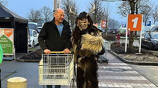 Die Kunden wurden von finsteren Gestalten begleitet. Die Kunden wurden von finsteren Gestalten begleitet.