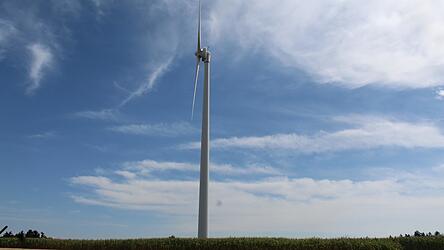 Einzigartig: das - Mangels Alternativen - oft fotografierte Windrad in Kalsing. Einzigartig: das - Mangels Alternativen - oft fotografierte Windrad in Kalsing.