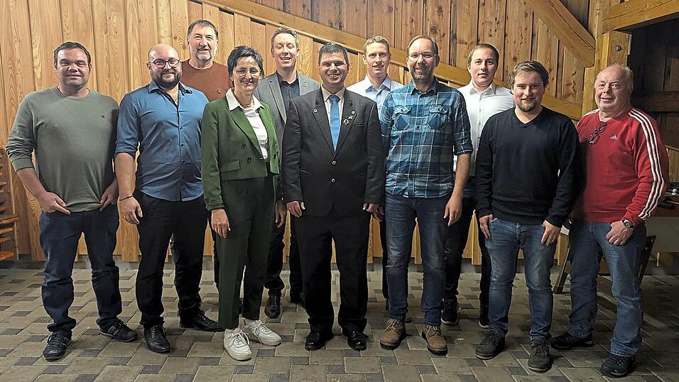 CSU-Bürgermeisterkandidat Reinhard Jäger (Mitte) will mit den weiteren Gemeinderatskandidaten an die „großartige Leistung“ seines Amtsvorgängers anknüpfen, sollte er gewählt werden. CSU-Bürgermeisterkandidat Reinhard Jäger (Mitte) will mit den weiteren Gemeinderatskandidaten an die „großartige Leistung“ seines Amtsvorgängers anknüpfen, sollte er gewählt werden.