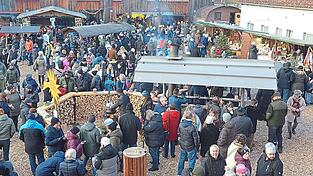 Hunderte Besucher kamen am Wochenende für den Weihnachtsmarkt des Montessori-Fördervereins nach Sünching. Hunderte Besucher kamen am Wochenende für den Weihnachtsmarkt des Montessori-Fördervereins nach Sünching.