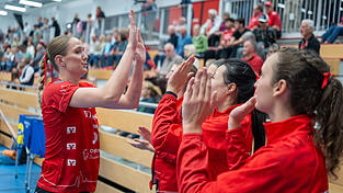 Nochmal abklatschen - und dann kann’s losgehen: Die 25-jährige Raben-Mittlelblockerin Nadine Burbrink (links) strahlt vor der Heimpartie gegen Köln reichlich Selbstvertrauen und Zuversicht aus. So wie es sich halt für eine Spielerin vom Spitzenreiter gehört. Nochmal abklatschen - und dann kann’s losgehen: Die 25-jährige Raben-Mittlelblockerin Nadine Burbrink (links) strahlt vor der Heimpartie gegen Köln reichlich Selbstvertrauen und Zuversicht aus. So wie es sich halt für eine Spielerin vom Spitzenreiter gehört.