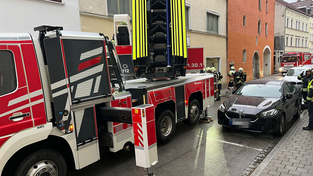 Insgesamt 44 Feuerwehrleute waren in der engen Straße im Einsatz. Insgesamt 44 Feuerwehrleute waren in der engen Straße im Einsatz.