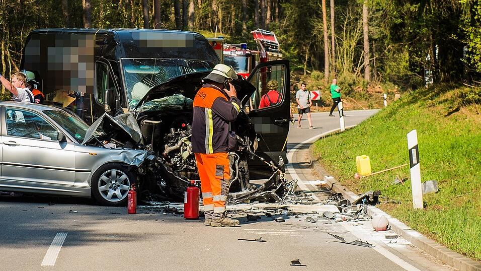Die Fahrzeuge krachten wohl frontal ineinander. Die Fahrzeuge krachten wohl frontal ineinander.