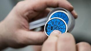 Nach der Hauptuntersuchung gibt es künftig nicht mehr nur die Plakette und den Prüfbericht auf Papier. (Archivbild) Nach der Hauptuntersuchung gibt es künftig nicht mehr nur die Plakette und den Prüfbericht auf Papier. (Archivbild)