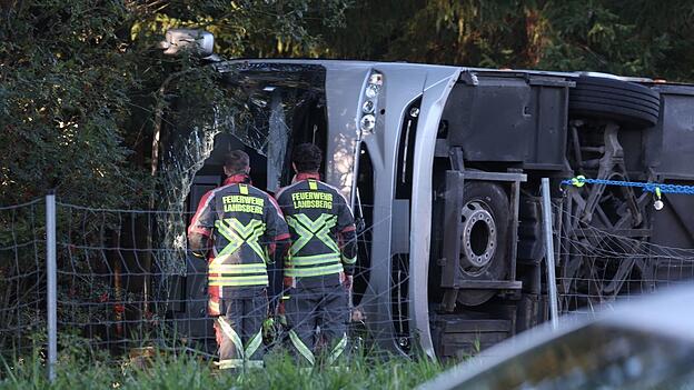 Ein Reisebus ist bei Buchloe im Allgäu von der A96 abgekommen. Ein Reisebus ist bei Buchloe im Allgäu von der A96 abgekommen.