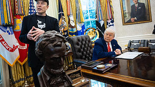 Ursprünglich waren Donald Trump (r.) und Elon Musk als enge Verbündete in Trumps zweite Amtszeit gestartet. Jetzt spitzt sich der Streit zwischen ihnen zu. Ursprünglich waren Donald Trump (r.) und Elon Musk als enge Verbündete in Trumps zweite Amtszeit gestartet. Jetzt spitzt sich der Streit zwischen ihnen zu.
