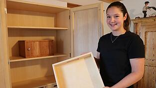 Ein Schub, der zugleich als Tablett fungiert: Heidi Kulzer legt nicht nur Wert auf die Optik. Es muss auch praktisch sein. Ein Schub, der zugleich als Tablett fungiert: Heidi Kulzer legt nicht nur Wert auf die Optik. Es muss auch praktisch sein.