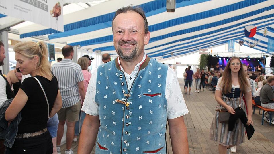 Zur Musik von Headless wurde ausgelassen gefeiert. Zur Musik von Headless wurde ausgelassen gefeiert.