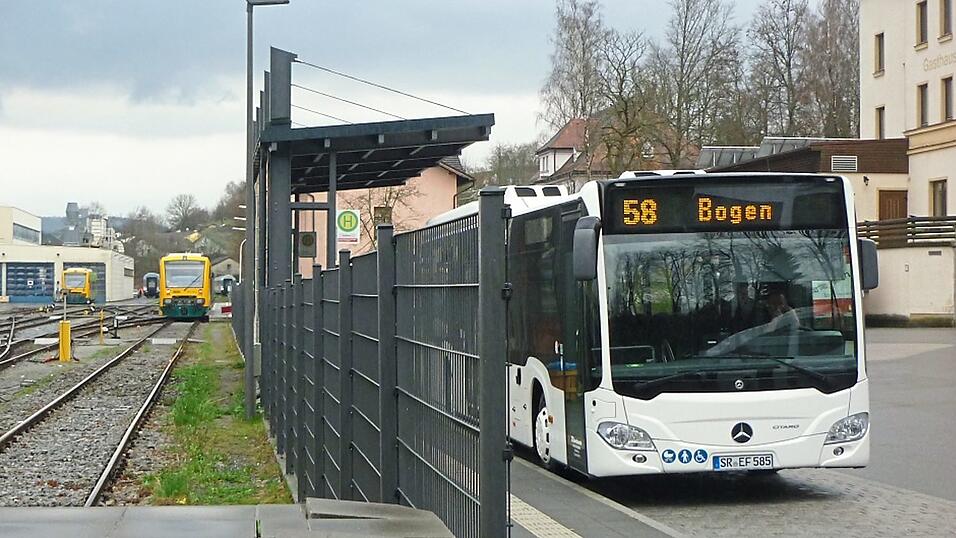 Die Linie 58 am Bahnhof in Viechtach, wo sie auf ihre Gäste zur Rückfahrt wartet - so denn welche kommen. In Viechtach ist der Bus zeitlich auf die Waldbahn (links hinten im Bild zu sehen) abgestimmt, in Bogen auf die Gäubodenbahn. Die Linie 58 am Bahnhof in Viechtach, wo sie auf ihre Gäste zur Rückfahrt wartet - so denn welche kommen. In Viechtach ist der Bus zeitlich auf die Waldbahn (links hinten im Bild zu sehen) abgestimmt, in Bogen auf die Gäubodenbahn.