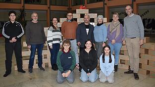 Einen Berg von 103 Paketen übergab Schulleiter Alex Schmid mit seinen Schülern an Elternbeiratsvorsitzenden Patrick Lehrhuber und dessen Mitstreiter. Einen Berg von 103 Paketen übergab Schulleiter Alex Schmid mit seinen Schülern an Elternbeiratsvorsitzenden Patrick Lehrhuber und dessen Mitstreiter.