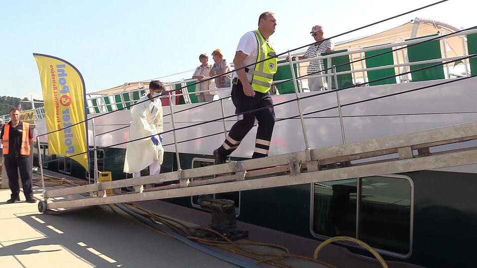 Magen-Darm-Infekt an Bord einer Donau-Kreuzfahrt! Etwa 120 Gäste waren von Ungarn aus mit dem Schiff nach Passau gestartet. Dort mussten letztlich 13 Passagiere ärztlich versorgt werden. Magen-Darm-Infekt an Bord einer Donau-Kreuzfahrt! Etwa 120 Gäste waren von Ungarn aus mit dem Schiff nach Passau gestartet. Dort mussten letztlich 13 Passagiere ärztlich versorgt werden.