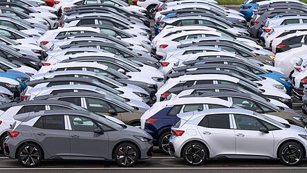Für den einzelnen Mitarbeiter bei VW ist der Plan nicht angenehm. Kein Lohnzuwachs über Jahre bei steigender Inflation heißt, dass man weniger verdient: Bis 2030 könnten das Einbußen von zehn Prozent bedeuten. Für den einzelnen Mitarbeiter bei VW ist der Plan nicht angenehm. Kein Lohnzuwachs über Jahre bei steigender Inflation heißt, dass man weniger verdient: Bis 2030 könnten das Einbußen von zehn Prozent bedeuten.