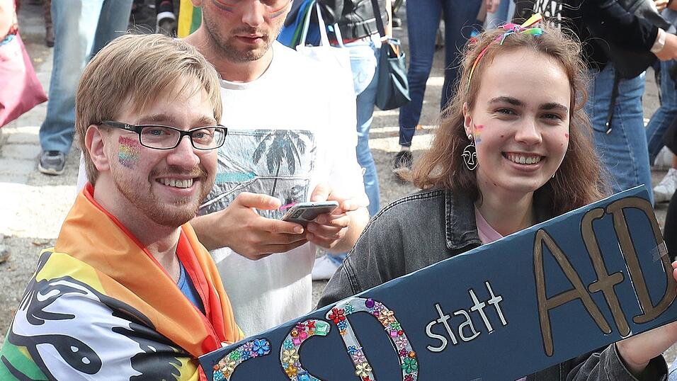 Knapp 2.000 Teilnehmer feierten am Samstag in Landhut den ersten Christopher-Street-Day Niederbayerns. Knapp 2.000 Teilnehmer feierten am Samstag in Landhut den ersten Christopher-Street-Day Niederbayerns.