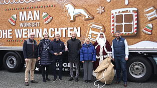 Die Leukämiehilfe Ostbayern freute sich über den Besuch des Trucks. In der Mitte: Klaus Augenthaler, Reinhard Andreesen und Anna Maria Thurow. Die Leukämiehilfe Ostbayern freute sich über den Besuch des Trucks. In der Mitte: Klaus Augenthaler, Reinhard Andreesen und Anna Maria Thurow.