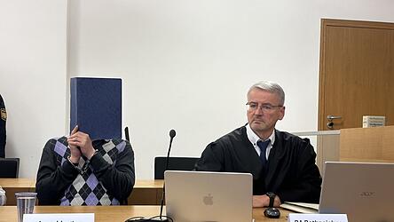 Dem Angeklagten wird vorgeworfen, drei Nachbarn getötet zu haben. Dem Angeklagten wird vorgeworfen, drei Nachbarn getötet zu haben.